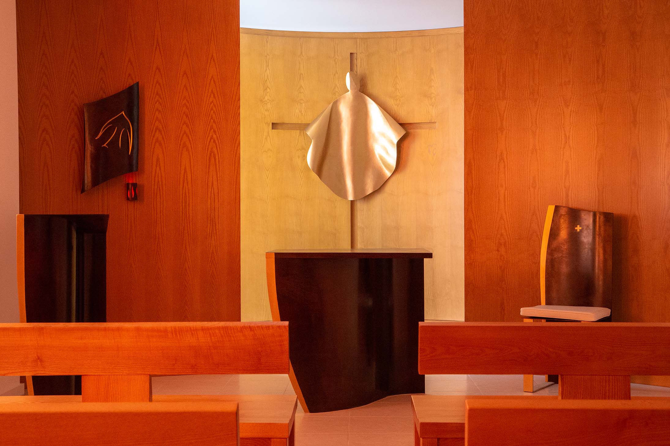 fleur nabert sculpteur oratoire enseignement catholique montrouge chœur autel ambon tabernacle fauteuil ensemble de présidence christ croix bronze