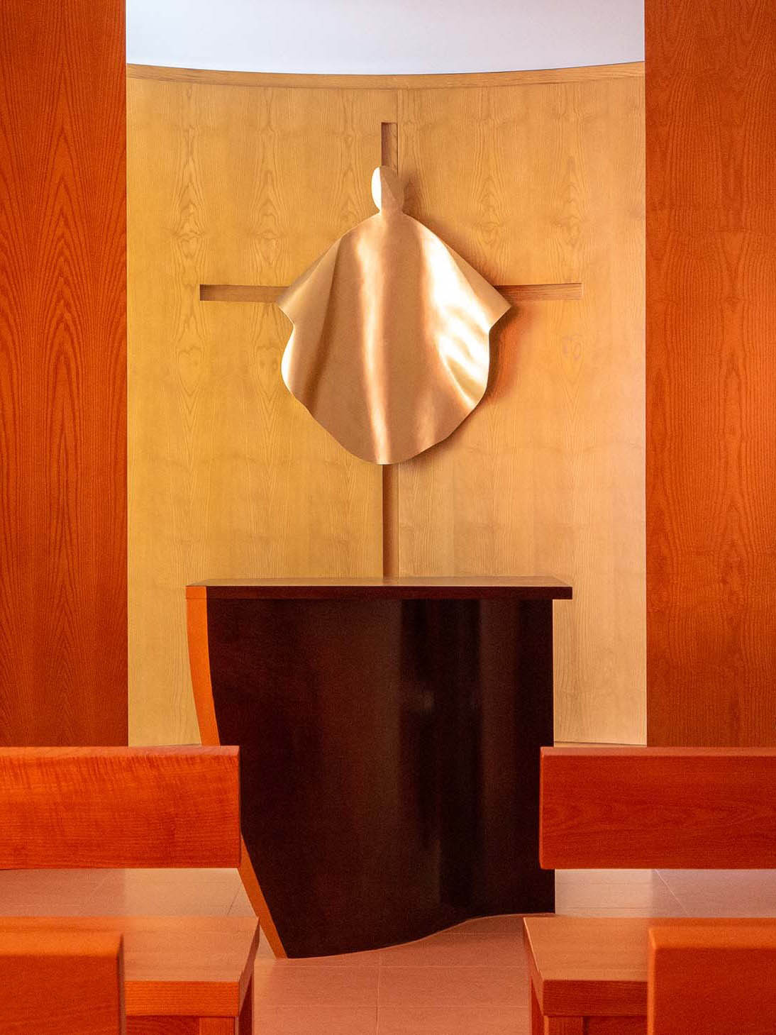 fleur nabert sculpteur oratoire enseignement catholique montrouge chœur autel ambon tabernacle fauteuil ensemble de présidence christ croix bronze