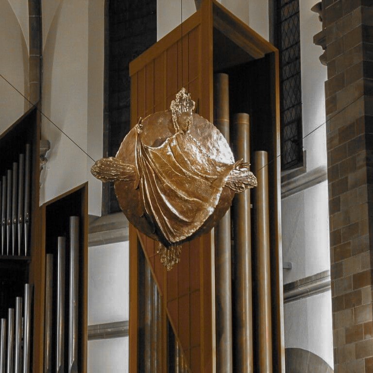 fleur nabert sculpteur église de la sainte famille schiltigheim créations liturgiques christ suspendu bronze